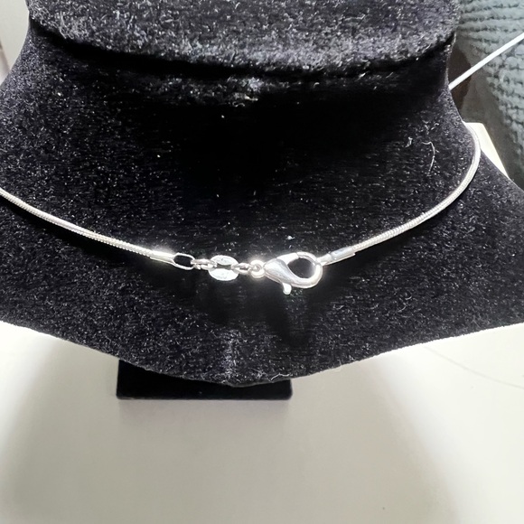 Larimar 925 pendant on 925 Sterling chain. Chain is 18” long and pendant is 1”. - Picture 4 of 6